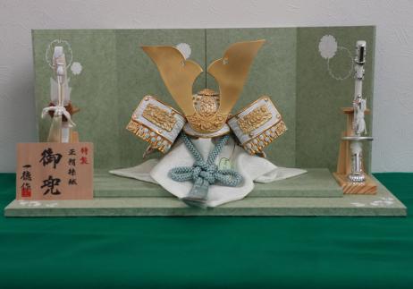 一徳作 8号金白鉢金小札兜平台飾り-1