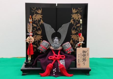 平安武久作 12号黒小札赤糸威し一枚物燻銀金具兜平台飾り-1