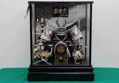 10号シルバー上杉兜ケース飾り-1