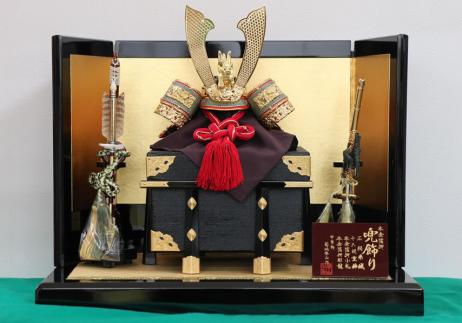 菊池啓山作 本金箔押10号 赤糸威し兜平台飾り-1