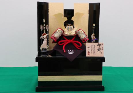 加藤鞆美作 三分之一「源義経公之兜」収納箱飾り-1