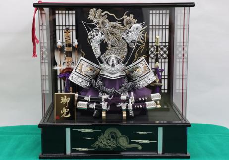 8号彫金兜アクリルケース飾り-1