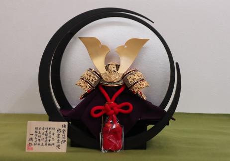 一徳作 8号竹雀純金箔押し兜円形黒檀黒塗り兜台飾り-1